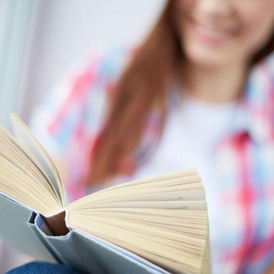 Kvinde med åben bog